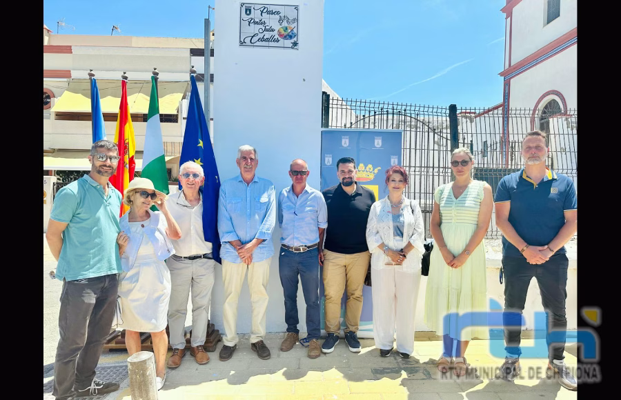 El recordado artista y promotor de la cultura Julio Ceballos tiene desde hoy un paseo con su nombre en Chipiona