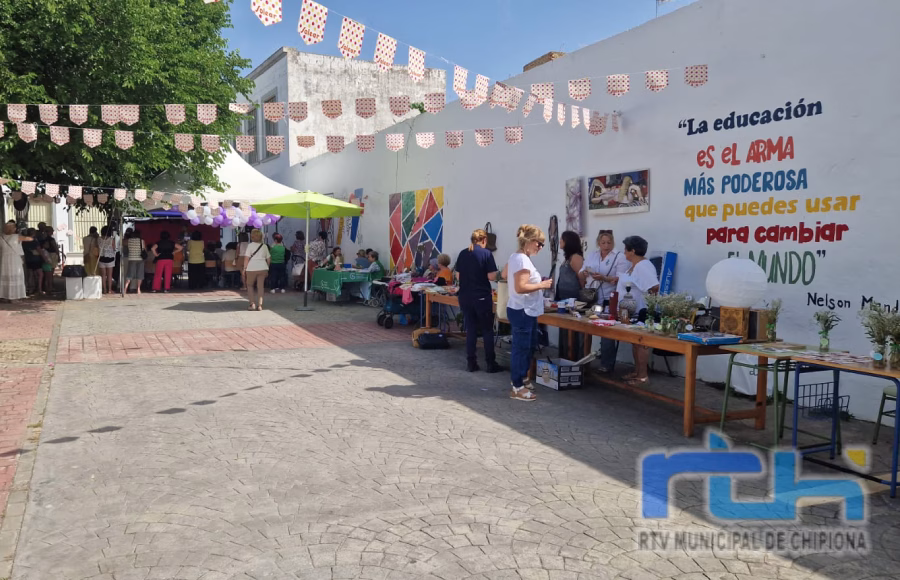 Un mercadillo solidario ha recaudado hoy fondos para la Asociación contra el cáncer en el Centro de Adultos de Chipiona