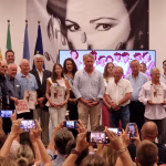 La comparsa ‘Aires Bandoleros’ de ‘El Chusco’ recibe el homenaje por el cumplimiento del 50 aniversario de su paso por el Falla