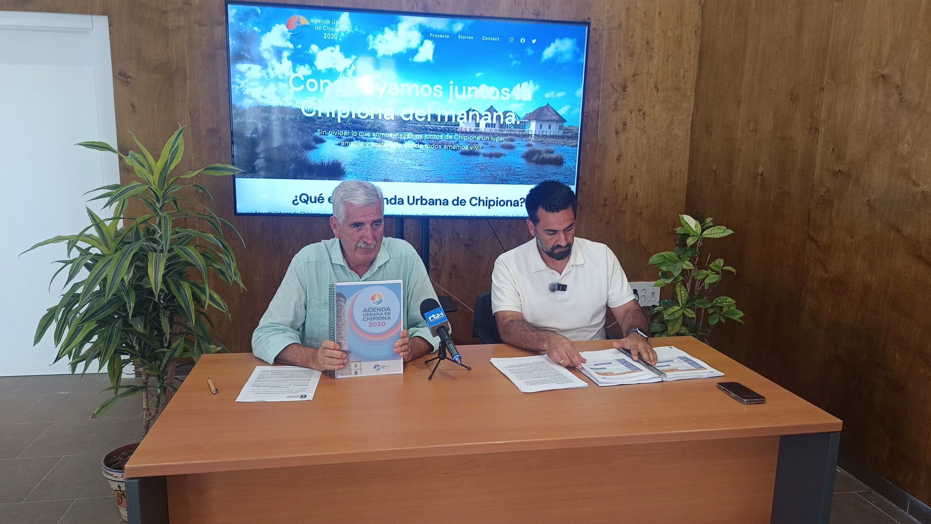 Luis Mario Aparcero y Eduardo Lorenzo presentan la ‘Agenda Urbana de Chipiona 2030