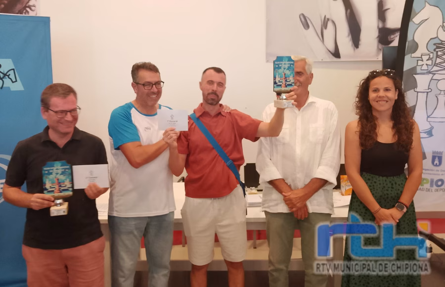 Juan Montalbán hace historia siendo el primer local que se proclama campeón Open Chipiona de Ajedrez
