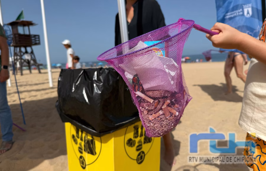 El programa veraniego en las playas de Chipiona ha lanzado hoy otra llamada a la concienciación con la actividad ‘Orillas sin colillas’