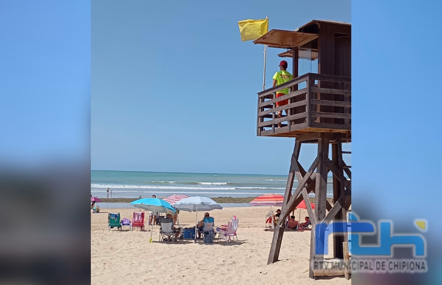 Banderas amarillas en todas las playas de Chipiona hoy miércoles por mar de fondo enérgica