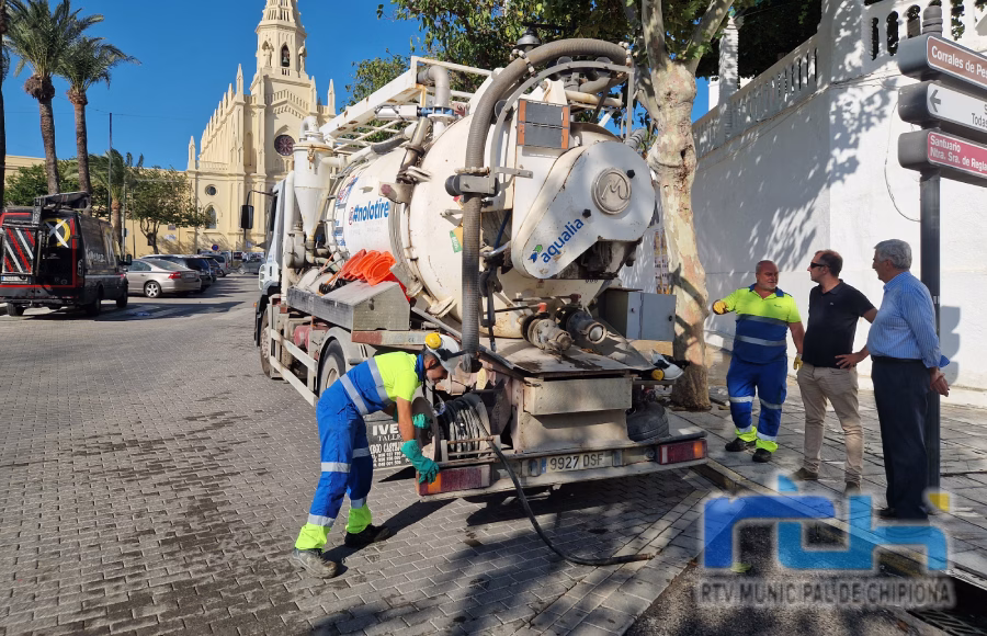 El alcalde de Chipiona comunica que Aqualia ya ha comenzado los trabajos de limpieza de imbornales de cara a la temporada de lluvias