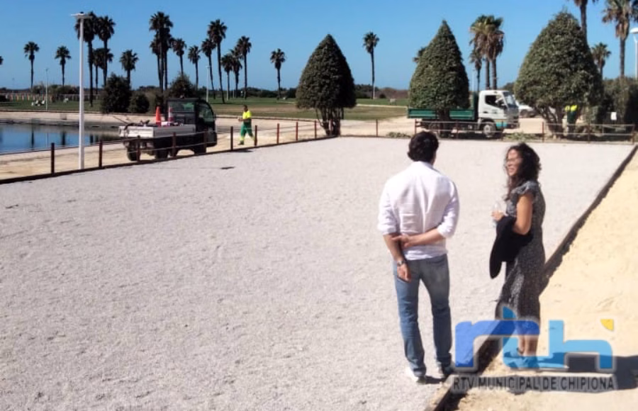 Laura Román supervisa las nueva pistas de petanca de Costa Ballena Chipiona