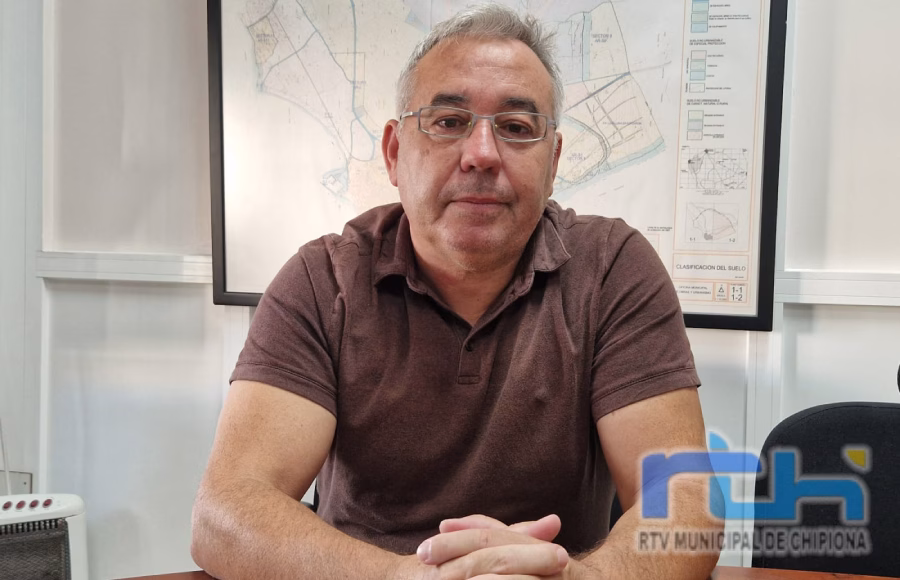 Pepe Mellado informa sobre instalación de placas fotovoltaicas en edificios municipales y un sendero peatonal en Las Tres Piedras