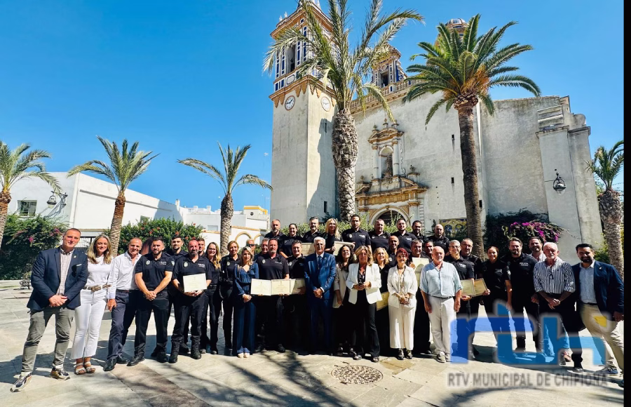 Chipiona celebra el día del Santo Ángel de la Guarda, patrón de la Policía Local, con una eucaristía y la entrega de medallas honoríficas a 27 efectivos