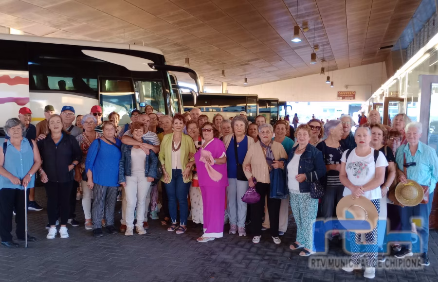 Usuarios del Centro Social de las Personas Mayores de Chipiona participan en una jornada de convivencia en el Coto de La Isleta