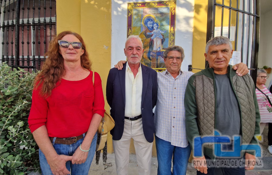 Una cerámica de San José cedida por Diego Montalbán luce desde ayer en la fachada de cementerio municipal