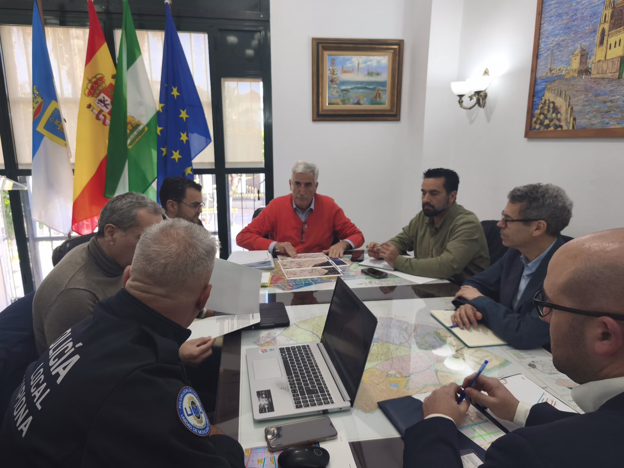 El gobierno municipal estudia distintos modelos de regulación del estacionamiento en Chipiona para mejorar el aparcamiento