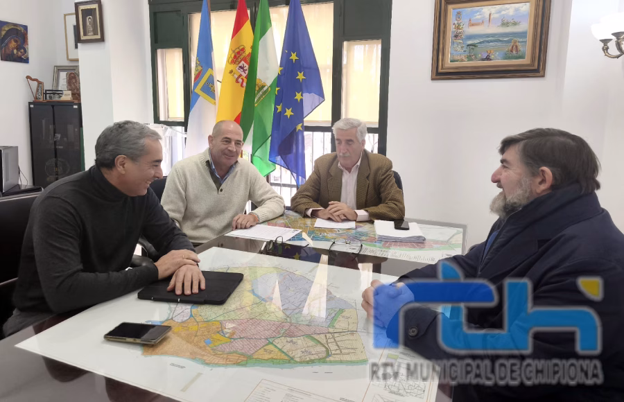 Luis Mario Aparcero estudia con técnicos el concurso para adjudicar la construcción del aparcamiento subterráneo del Muelle