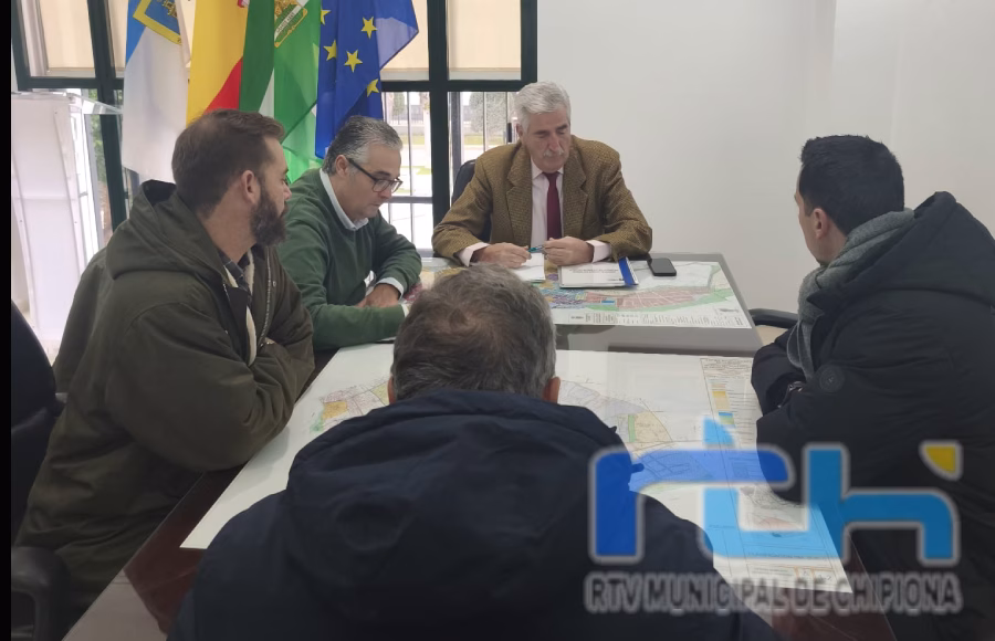 El alcalde de Chipiona analiza con arquitectos y técnicos el avance del proyecto del Parque de las Mascotas