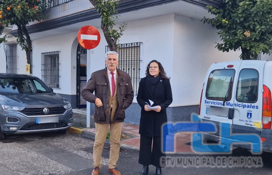 El alcalde de Chipiona y la delegada de Parques y Jardines explican el proceso de poda realizado en la calle Miranda de Sardi