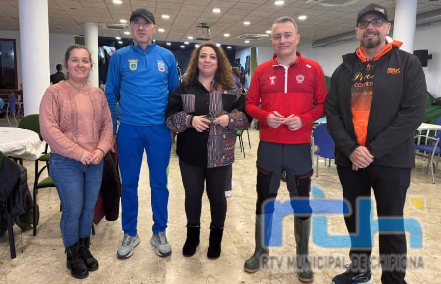 Los clubes Atletismo Chipiona y Correplayas y Deportes hacen llegar material a familias desalojadas en Grazalema