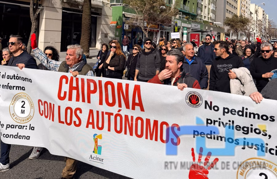 ACITUR y Centro Comercial Abierto de Chipiona han estado presentes en la manifestación de los autónomos en Cádiz capital