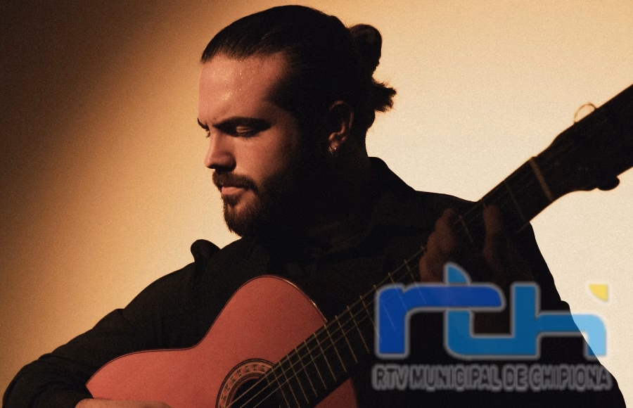 El chipionero Antonio González participó en el espectáculo ‘Lo inédito’, de La Lupi, que clausuró el Festival Flamenco de Jerez