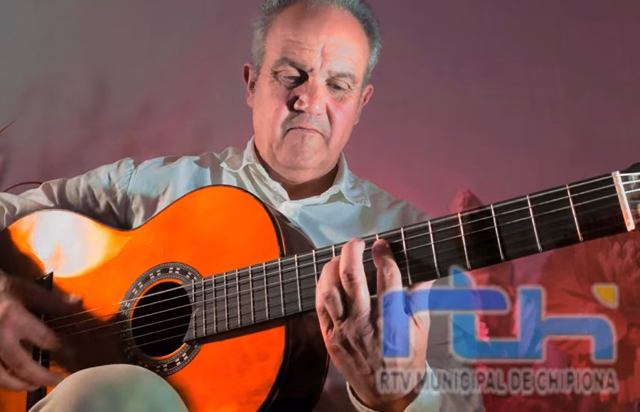 Juan Gómez presenta en YouTube ‘Un clavel’, cuarto videoclip de su disco ‘Entre Cuerdas’