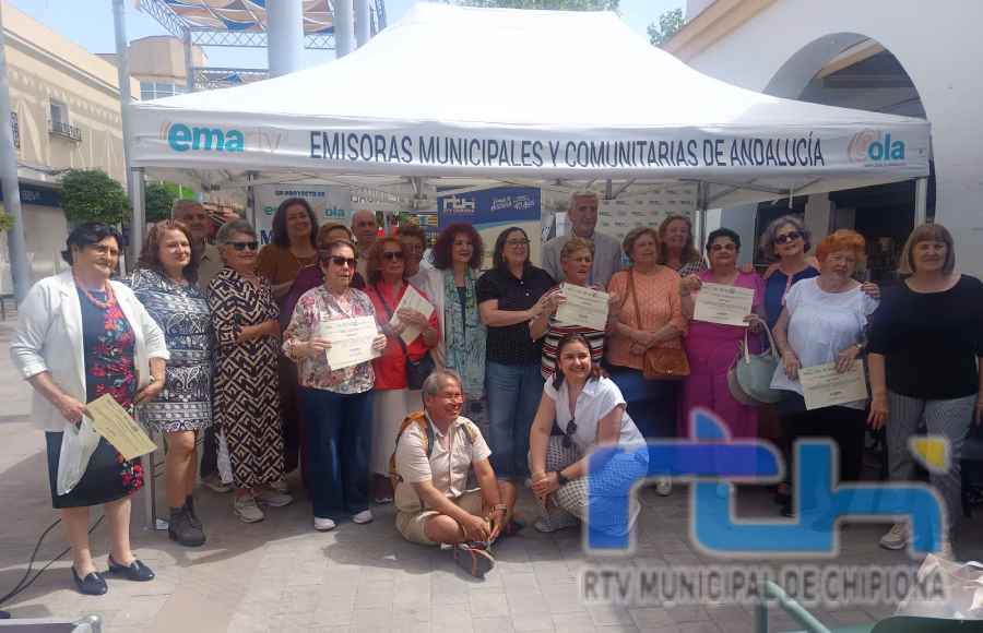 El taller ‘Mayores en la Onda’ se cierra con la emisión de un programa de radio realizado por sus participantes