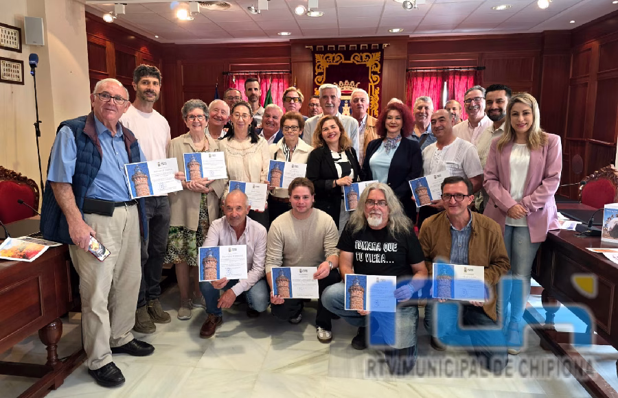 El Ayuntamiento de Chipiona rinde homenaje a más de 70 escritores locales en un acto celebrado coincidiendo con el Día del Libro