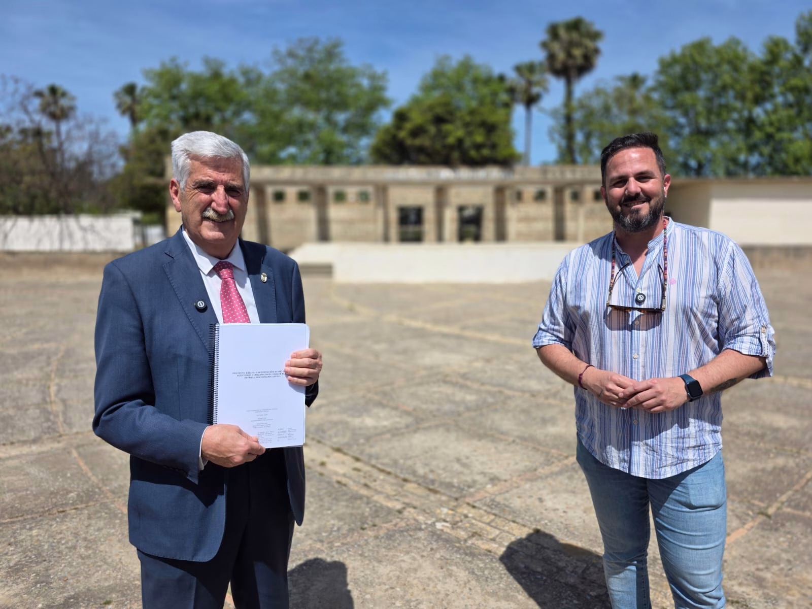 El alcalde y el delegado de Fiestas anuncian la aprobación del proyecto de mejora del auditorio municipal del parque Blas Infante