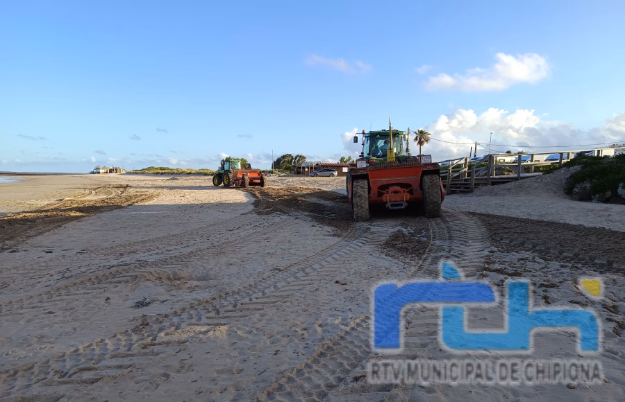 Se prepara el rearenado de las playas de Las Tres Piedras y Costa Ballena Chipiona para prepararlas para el verano