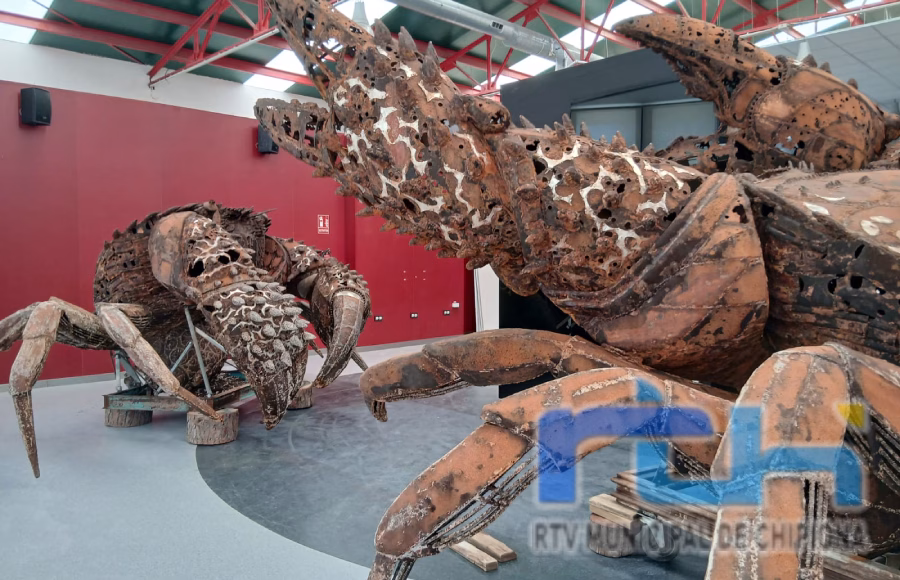 El conjunto escultórico ‘Cangrejos en el litoral’ inicia nueva etapa sin fecha límite en el Palacio de Ferias y Exposiciones de Chipiona