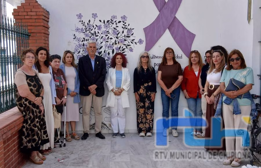 Chipiona recuerda con un minuto de silencio a las 22 mujeres fallecidas en lo que va de año a causa de la violencia de género