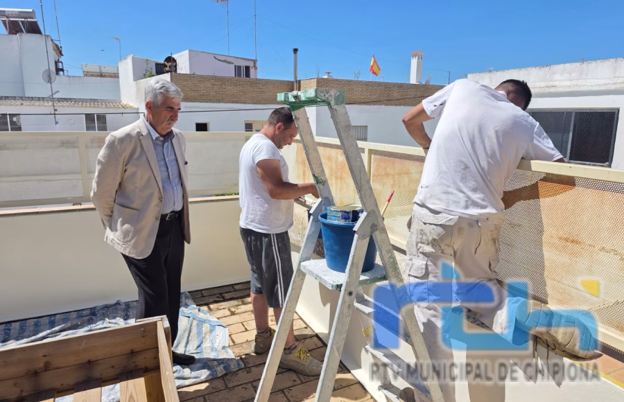 Luis Mario Aparcero supervisa las obras de mejora del centro de día de la Asociación de Familiares de Enfermos de Alzheimer