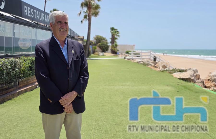 El alcalde de Chipiona informa que se proyecta crear un nuevo paseo marítimo entre Costa Ballena y Las Tres Piedras