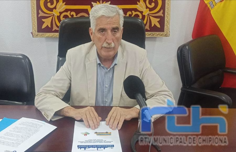 El Alcalde de Chipiona anuncia la próxima puesta en marcha del servicio de autobús urbano con tres líneas durante el verano