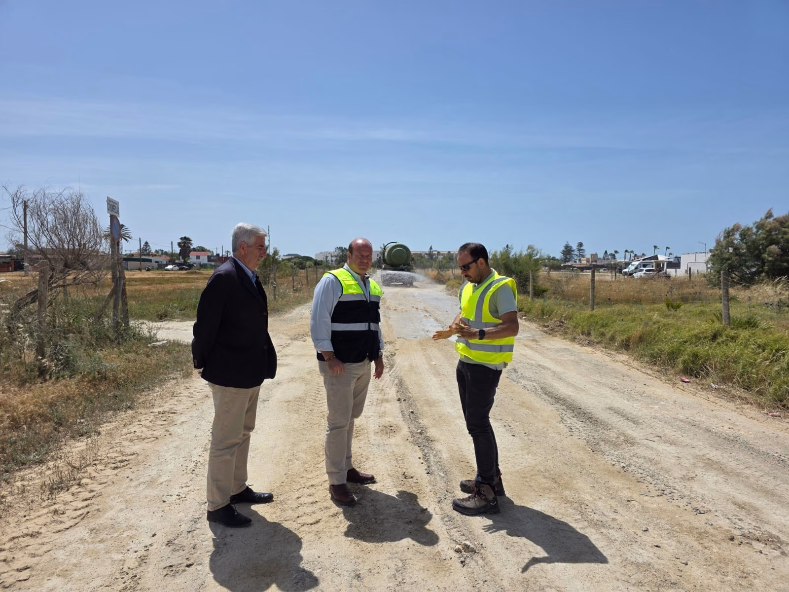 Oscar Curtido supervisa junto a Luis Mario Aparcero las obras de mejora de las vías pecuarias de Chapitel y Arriates tras los temporales