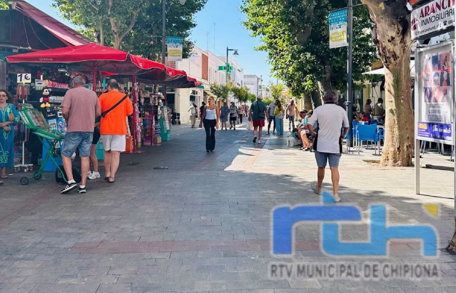 Un Bando recuerda a comerciantes y hosteleros de Chipiona la importancia de la limpieza urbana durante la temporada de verano