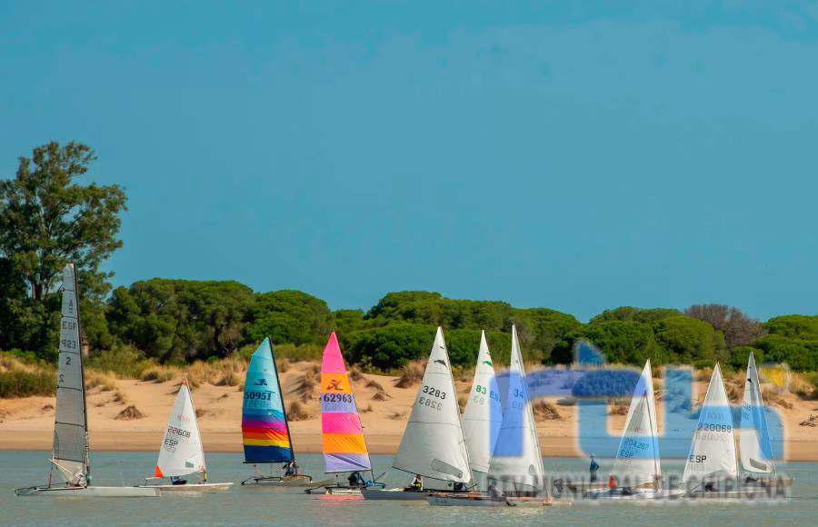 El Club de Vela y Regatas Chipiona logra en el ascenso del río Guadalquivir un primero interseries y el premio al mejor joven