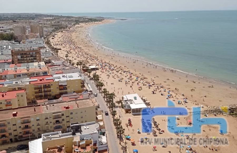 Chipiona inaugura hoy sus playas con homenaje a Cristobalina Delgado y Pablo Pimentel, de chiringuito Los Manolos