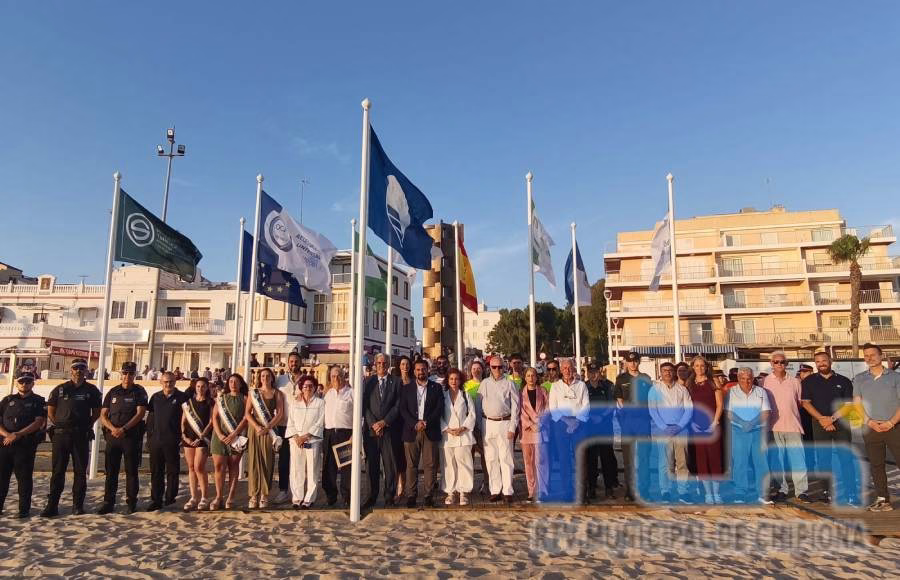 Pablo Pimentel y Cristo Delgado comparten su homenaje con los que forman la gran familia del chiringuito Los Manolos y su fiel clientela