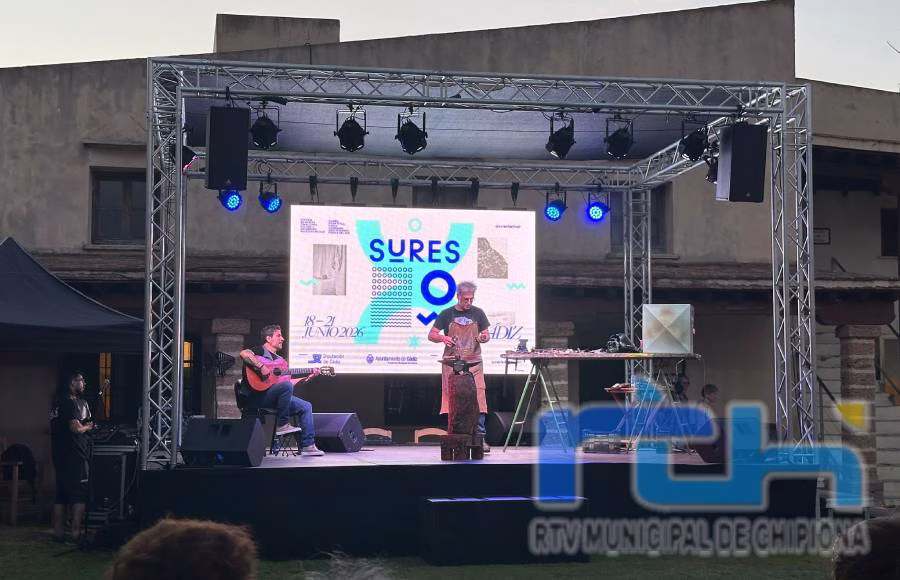 Una performance de Alfredo Zarazaga y el guitarrista Paco Vidal ayer en la jornada inaugural en Cádiz de un emergente Sures Festival