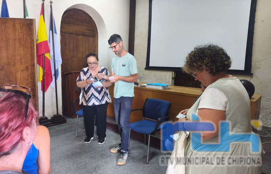 La Delegación de Bienestar Animal refuerza el control de las colonias felinas con la entrega de carnés a alimentadores autorizados