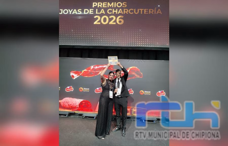 Pedro Mora recibe un premio nacional por el diseño de su tienda en Chipiona, el Museo del Cortador