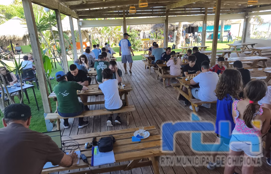 Paco J. Bernal se lleva el primer torneo de ajedrez ‘Al Fresquito’ diputado en el chiringuito Salitre