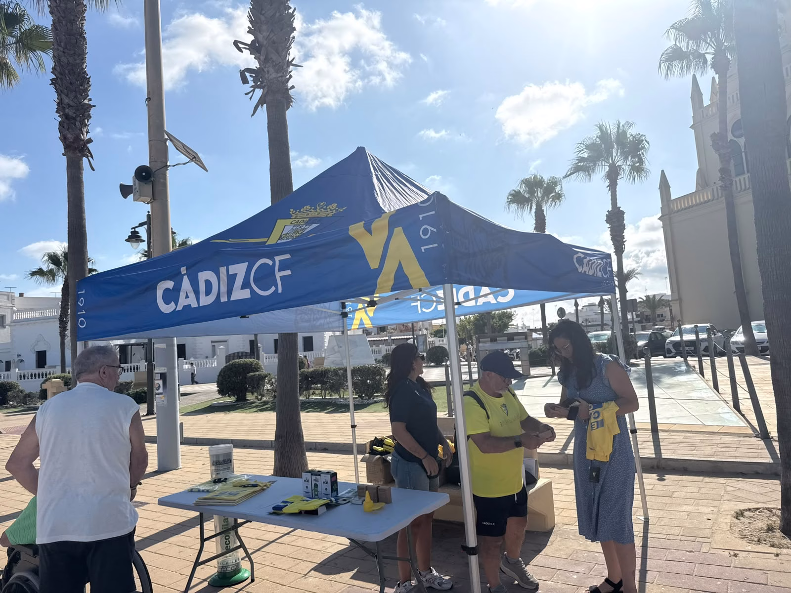 La campaña ‘Pilamanía’ del Cádiz CF Fundación ha promovido en Chipiona el reciclaje de pilas y la protección del litoral
