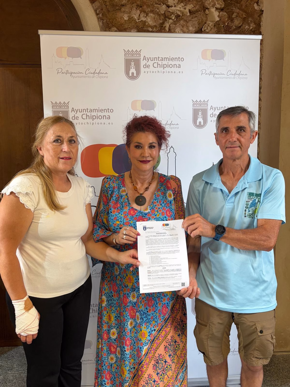 Isabel María Fernández ofrece apoyo institucional a la Asociación de Familiares de Enfermos de Parkinson La Luz de Chipiona
