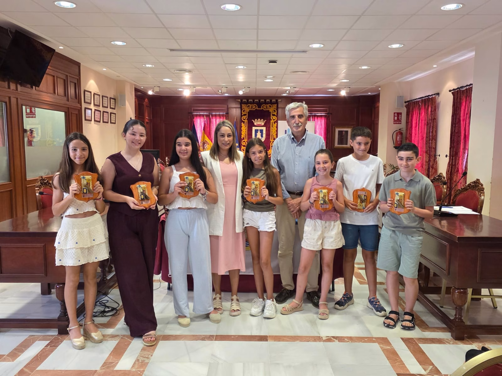 Entregados los premios que concede el Ayuntamiento de Chipiona al alumnado de Infantil y Primaria con mejor expediente académico