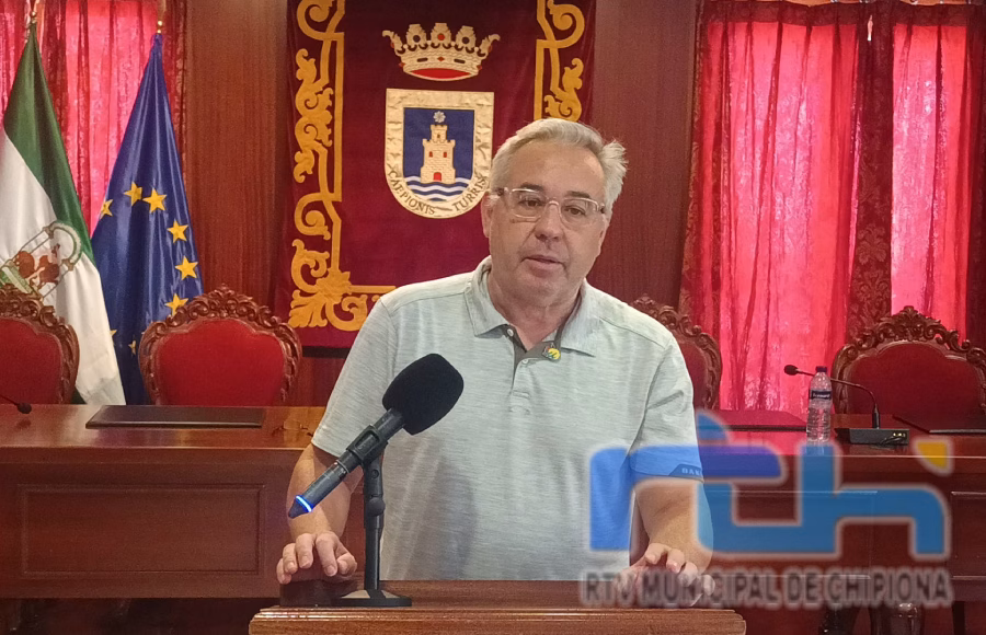 Pepe Mellado informa que ya se ha presentado un proyecto para frenar la erosión costera en Las Tres Piedras