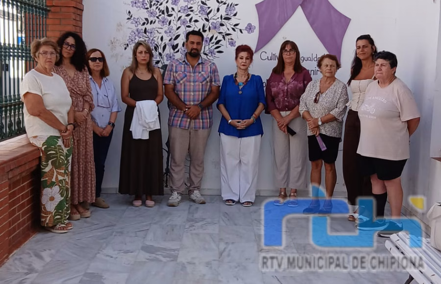Chipiona recuerda con un minuto de silencio a las 36 mujeres fallecidas en lo que va de año a causa de la violencia de género