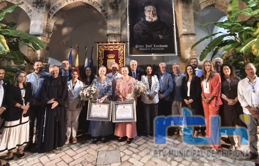 Chipiona nombra Hijas Adoptivas a las hermanas María Regla y María Dolores Martín Castillo, bordadoras de la Virgen de Regla