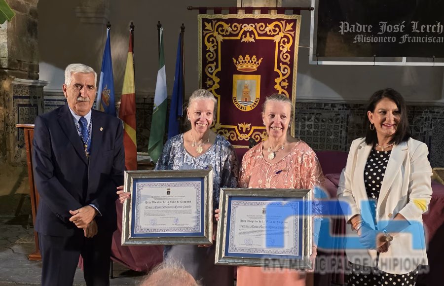 Chipiona nombra Hijas Adoptivas a las hermanas María Regla y María Dolores Martín Castillo, bordadoras de la Virgen de Regla