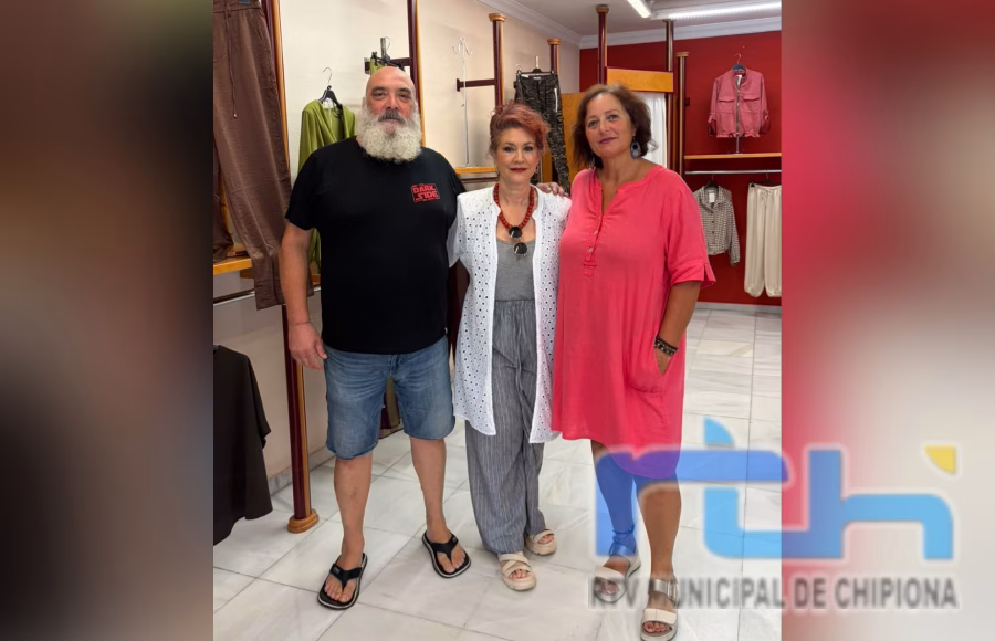 Isabel María Fernández anuncia un reconocimiento a Tejidos Antoñito Otero por susmás de 80 años de actividad en Chipiona