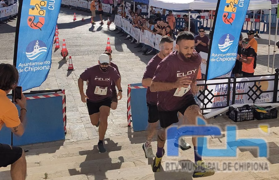La Carrera Vertical Faro de Chipiona volvió a dejar el pasado sábado algunas de las imágenes más espectaculares del año deportivo local