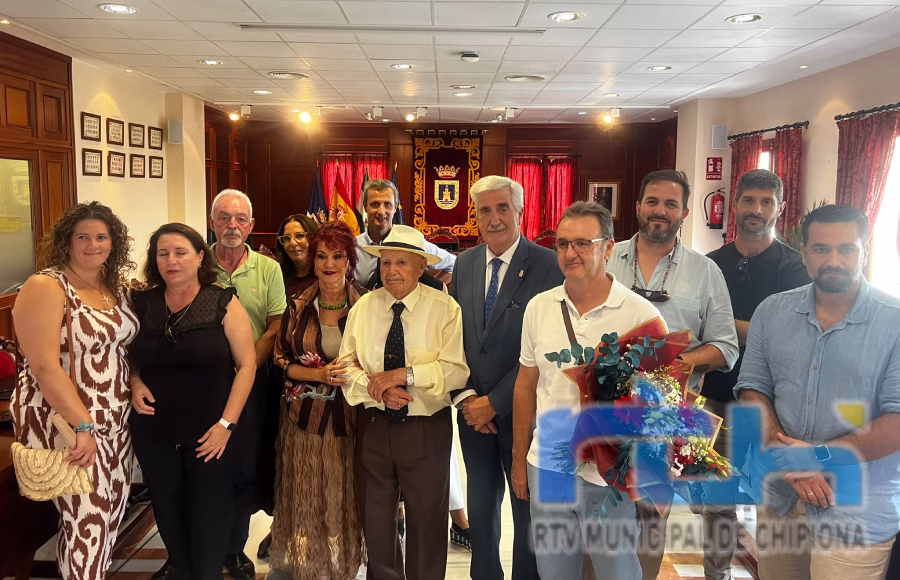 Francisco Armario Gutiérrez homenajeado con motivo del Día Internacional de las Personas Mayores de Chipiona