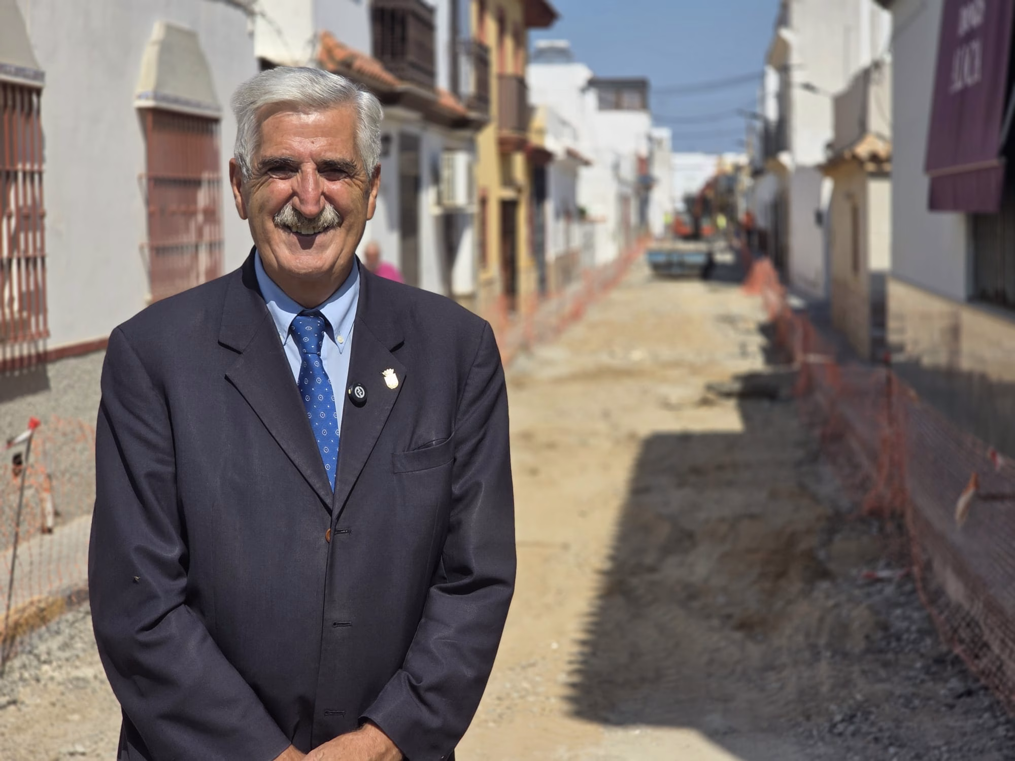 Luis Mario Aparcero supervisa el inicio de las obras de arreglo de la calle Ciprés incluido en el PROFEA 2025